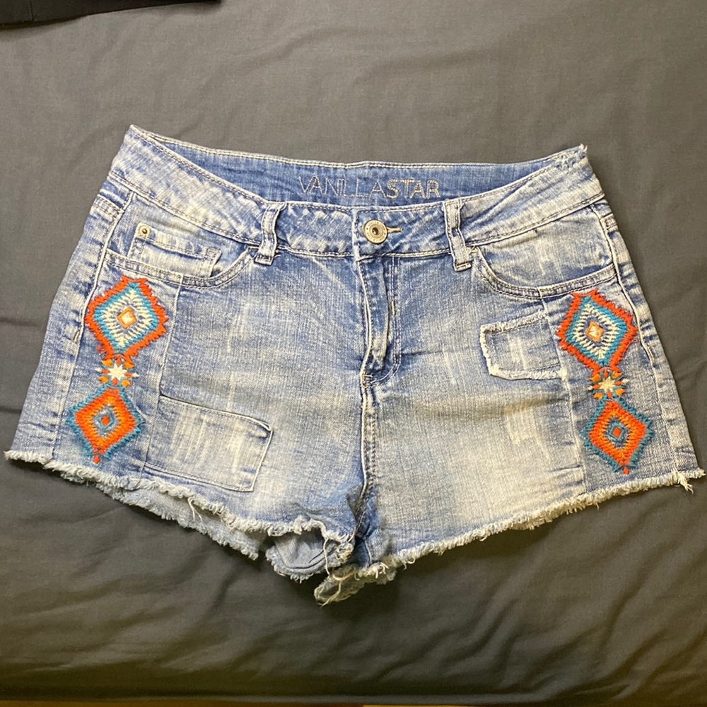 Vanilla Star embroidered fringe jean shorts